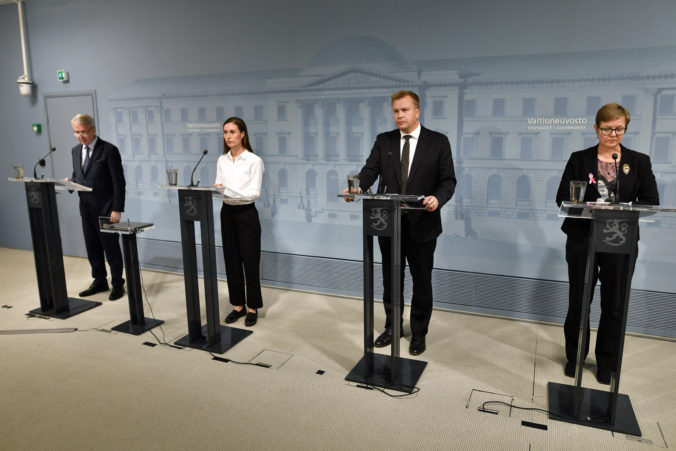 Zľava doprava: Fínsky minister zahraničných vecí Pekka Haavisto, fínska premiérka Sanna Marin, fínsky minister obrany Antti Kaikkonen a fínska ministerka vnútra Krista Mikkonen sa zúčastňujú na tlačovej konferencii fínskej vlády v Helsinkách, Fínsko, v stredu 28. septembra 2022. Ministri zdieľané názory na súčasné bezpečnostné otázky týkajúce sa plynovodov Nord Stream a obmedzenia pri vydávaní víz ruským občanom