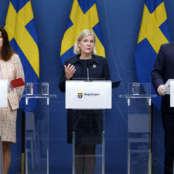 Švédska ministerka zahraničných vecí Ann Lindeová, vľavo, švédska premiérka Magdalena Anderssonová a švédsky minister obrany Peter Hultqvist usporiadajú v utorok 27. septembra 2022 tlačovú konferenciu pri príležitosti úniku plynu v Baltskom mori z Nord Stream vo švédskom Štokholme.