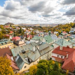 Pohľad na mesto Banská tiavnica ležiace uprostred tiavnických vrchov na strednom Slovensku. Mesto je zaradené do Zoznamu svetového dedičstva UNESCO. Banská tiavnica, 23. október 2021.