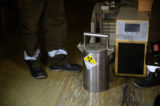 Kontajner s radioaktívnym materiálom počas preberania historického rádioaktívneho odpadu z depozitu Úradu verejného zdravotníctva v iline spoločnosťou JAVYS