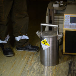 Kontajner s radioaktívnym materiálom počas preberania historického rádioaktívneho odpadu z depozitu Úradu verejného zdravotníctva v iline spoločnosťou JAVYS