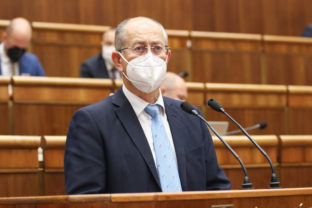 Poslanec parlamentu za hnutie Obyčajní ľudia a nezávislé osobnosti Peter Kremský počas rokovania 48. schôdze Národnej rady SR