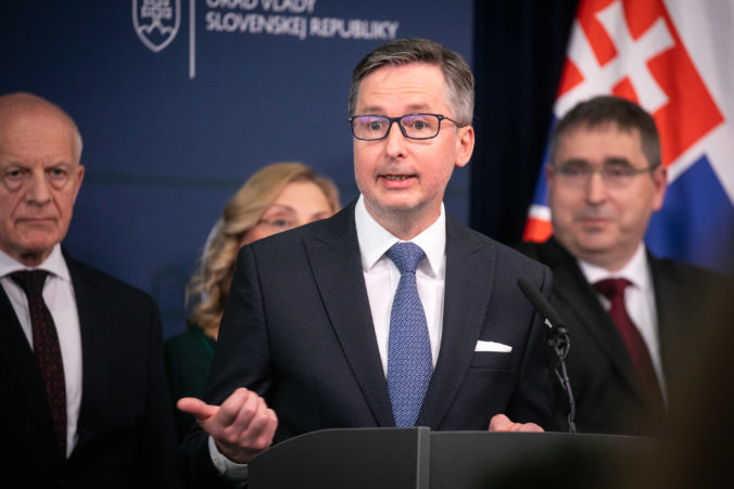 Novovymenovaný minister hospodárstva Slovenskej republiky Peter Dovhun počas tlačovej besedy predsedu vlády a členov vlády v presscentre úradu vlády