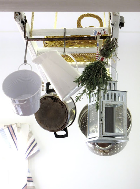 20 creative ways to use ladders for vintage home decorating15.jpg