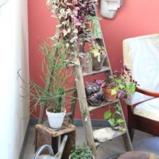 20 creative ways to use ladders for vintage home decorating18.jpg