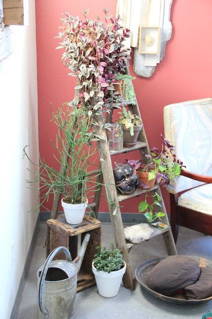 20 creative ways to use ladders for vintage home decorating18.jpg