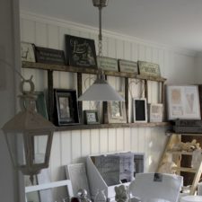 20 creative ways to use ladders for vintage home decorating20.jpg