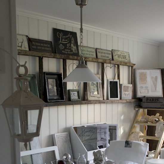 20 creative ways to use ladders for vintage home decorating20.jpg