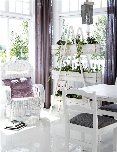 20 creative ways to use ladders for vintage home decorating3.jpg