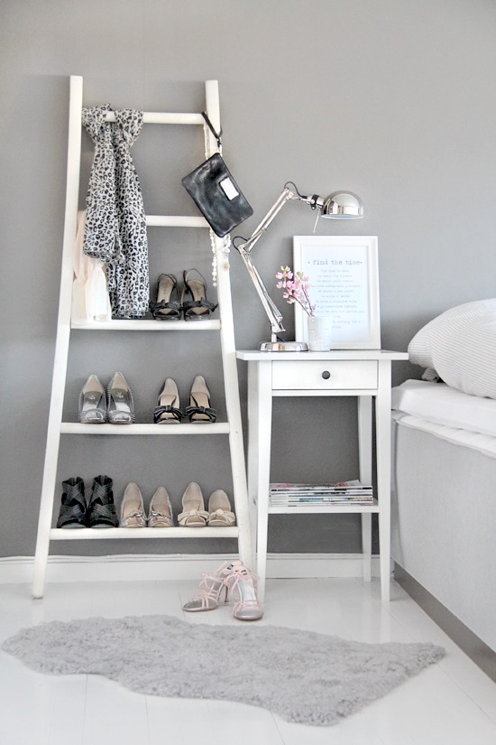 20 creative ways to use ladders for vintage home decorating8.png