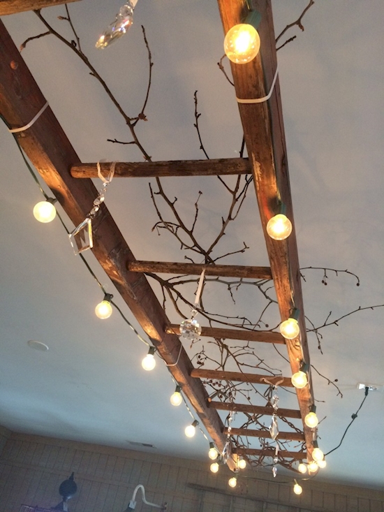 20 creative ways to use ladders for vintage home decorating9.jpg