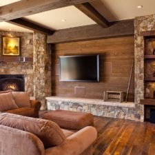 Country family room with reclaimed wood i_g is5m09u9vqvjxu0000000000 unna_.jpg