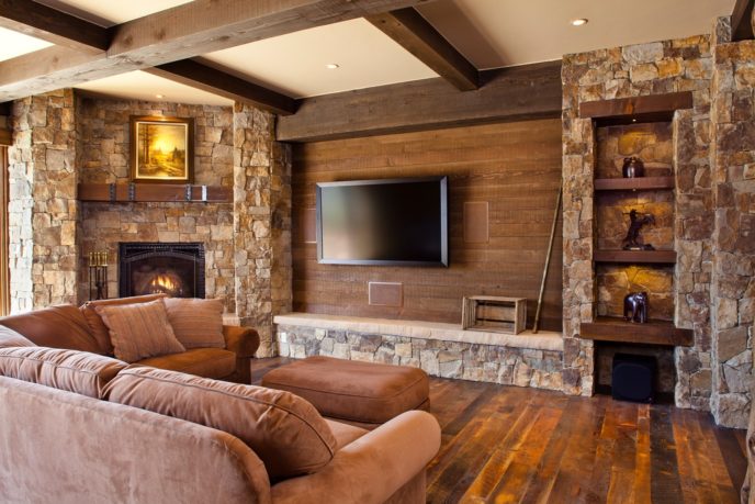 Country family room with reclaimed wood i_g is5m09u9vqvjxu0000000000 unna_.jpg