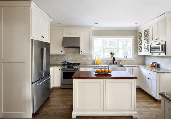 Traditional kitchen with mosaic tile and glass backsplash i_g is 18ayfbu157u59 muuzo.jpg