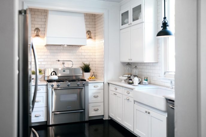 Traditional kitchen with tile flooring and subway tile i_g islikityko2lp81000000000 r3zxz.jpg