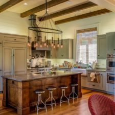 Post_eclectic kitchen with industrial chandelier i_g istoybp43ezv361000000000 lphb_.jpg