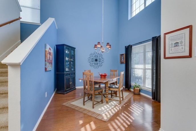 Post_country dining room with dining table and venetian blinds i_g istslwvi0byy4g0000000000 wrua6.jpg