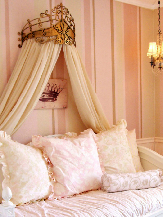 Post_rms_ajerde 10739830 pink girls room with daybed and bed crown_s3x4.jpg