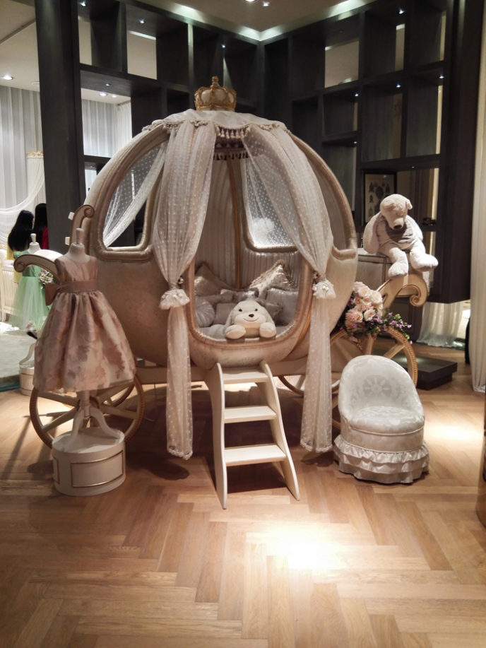 Post_lovely cinderella pumpkin canopy crib_white transparent curtain_small white pattern sofa_white painted cloth hanger_wooden floor_cute bear doll_pricess carriage design_baby girl bedding ideas.jpg