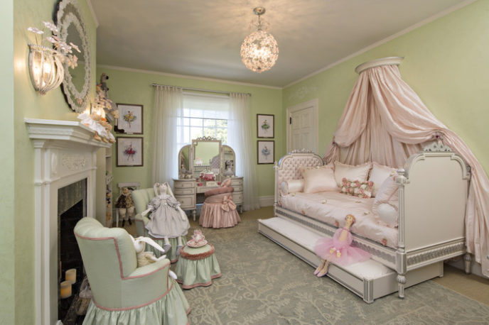 Post_princess canopy bedroom furniture.jpg