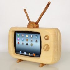 Post_retro_tv_styled_docking_station_for_ipad_2.jpg