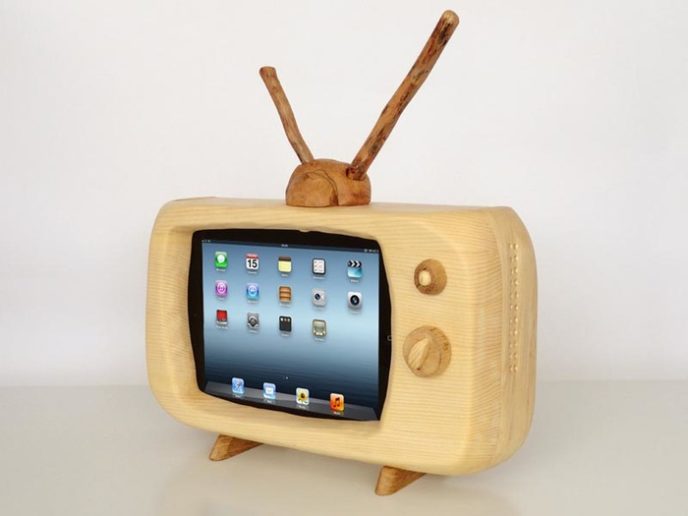 Post_retro_tv_styled_docking_station_for_ipad_2.jpg