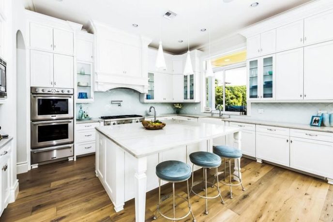 Post_transitional kitchen with breakfast bar and crown molding i_g ish3yje3ho1vy70000000000 ifscc 1.jpg