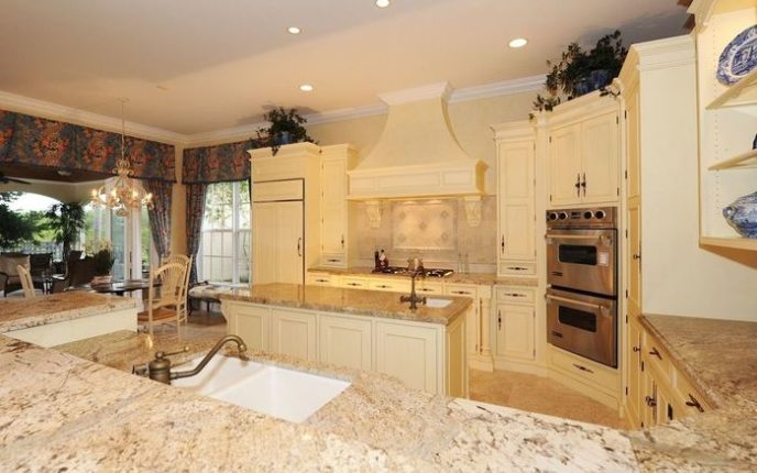 Post_traditional kitchen with breakfast nook and crown molding i_g is17i2dgsn5smn7 wpnj_.jpg