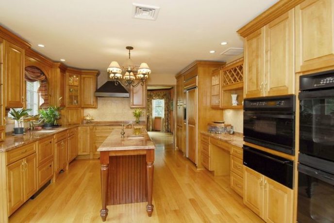 Post_traditional kitchen with crown molding i_g isxrkmnjxwyug3 qzhub.jpg