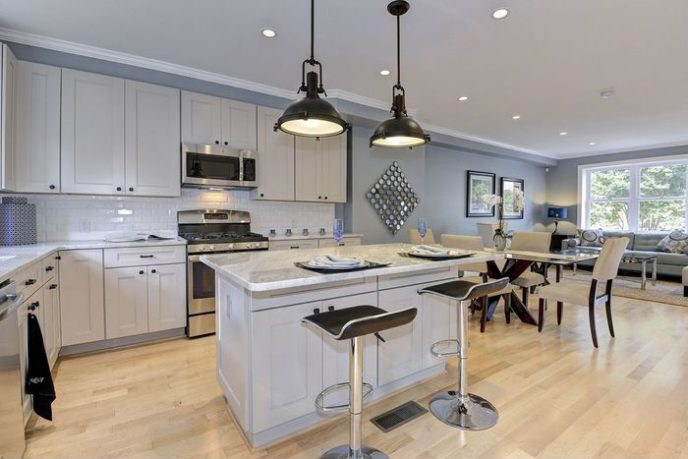 Post_traditional kitchen with hardwood flooring subway tile and breakfast nook i_g ist0wdyu0qpzyb1000000000 tv7qi.jpg