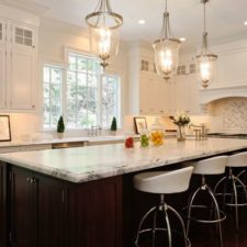 Post_traditional kitchen with pendant lights i_g isplxt27fujxt91000000000 mllpp.jpg