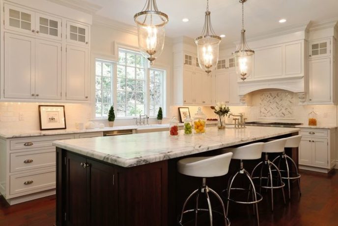 Post_traditional kitchen with pendant lights i_g isplxt27fujxt91000000000 mllpp.jpg