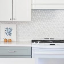 Post_on the adjacent side is a brown hexagon tile backsplash 1050x757.jpg