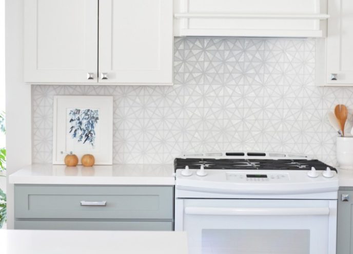 Post_on the adjacent side is a brown hexagon tile backsplash 1050x757.jpg