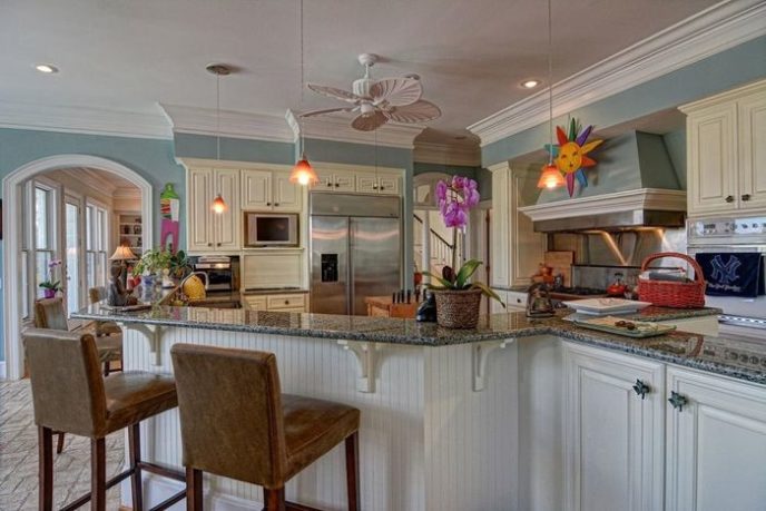 Post_traditional kitchen with breakfast bar and crown molding i_g is1rxy2bt0auzz0000000000 n1qha.jpg