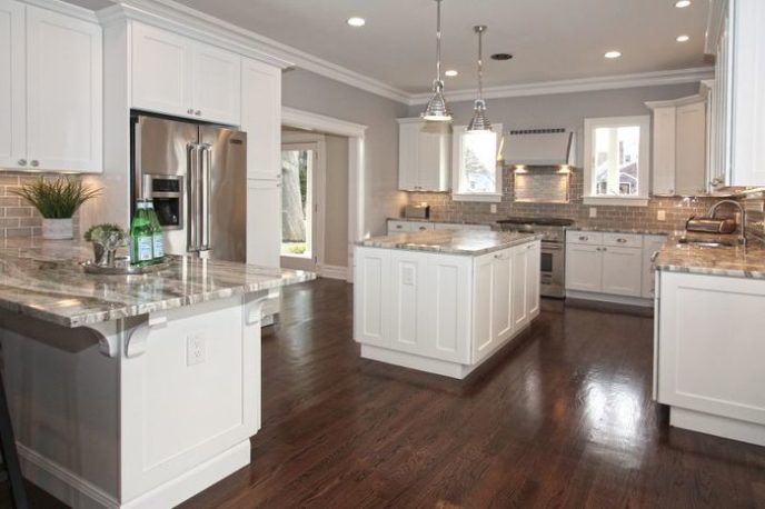 Post_traditional kitchen with subway tile and crown molding i_g islux416o2xxe00000000000 pmqjo.jpg