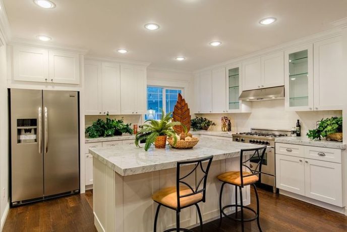 Post_tropical kitchen with hardwood flooring subway tile and white granite i_g is9t8je3hsor670000000000 qbsex.jpg