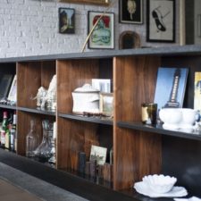 Post_dumbo loft robertson pasanella living room shelves remodelista.jpg