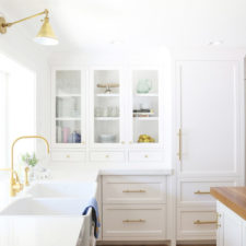 Post_studio_mcgee_white_and_gold_kitchen_14.jpg