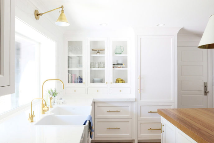 Post_studio_mcgee_white_and_gold_kitchen_14.jpg