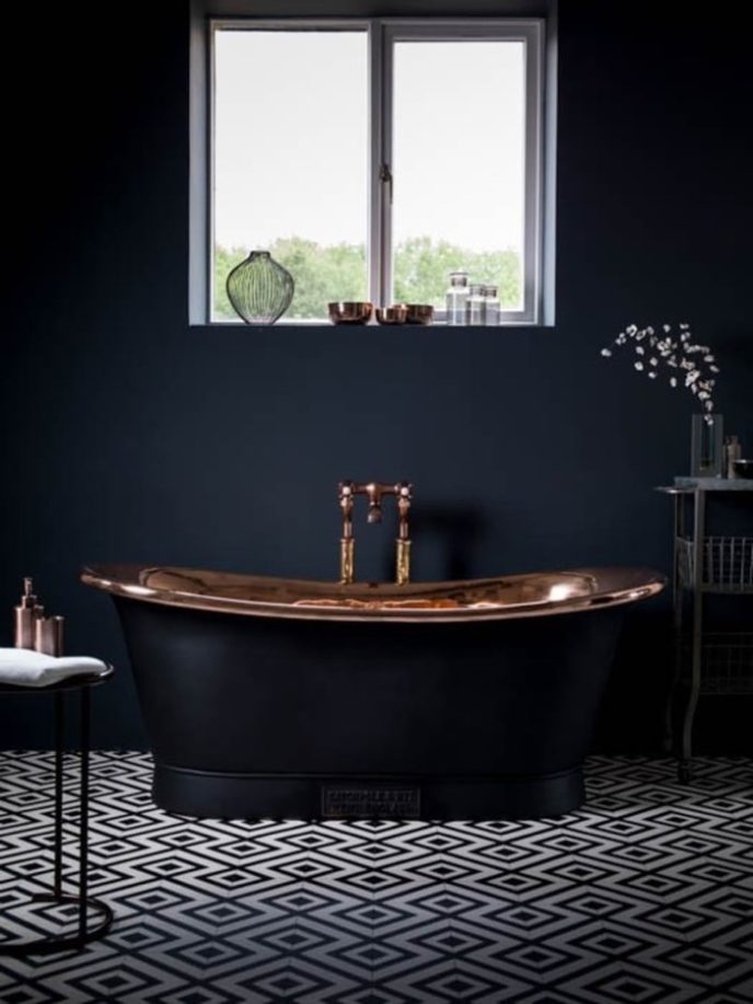 Post_baignoire ilot noire cuivre peinture salle bain ardoise carrelage losanges 1.jpg