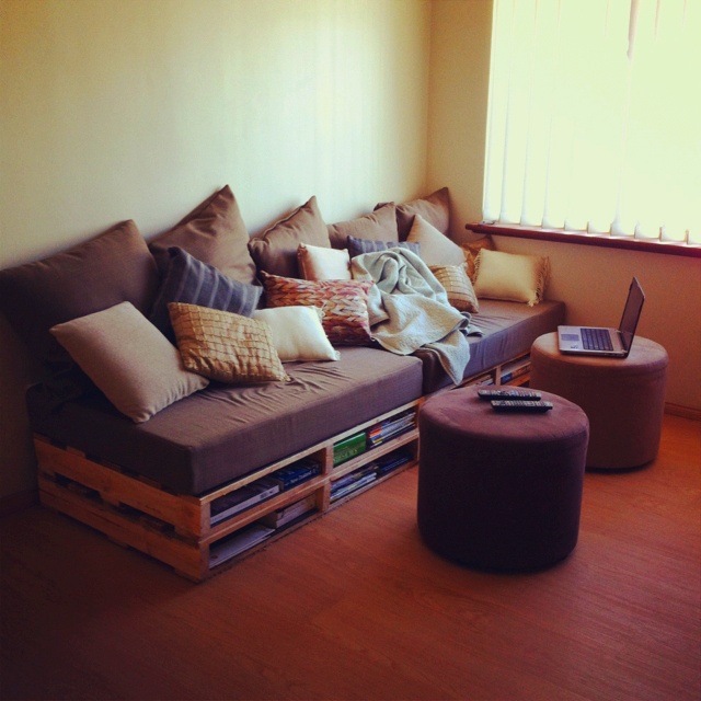 91cf366fcb38da5cbd35bfae0ec5c3fe pallet couch pallet furniture.jpg