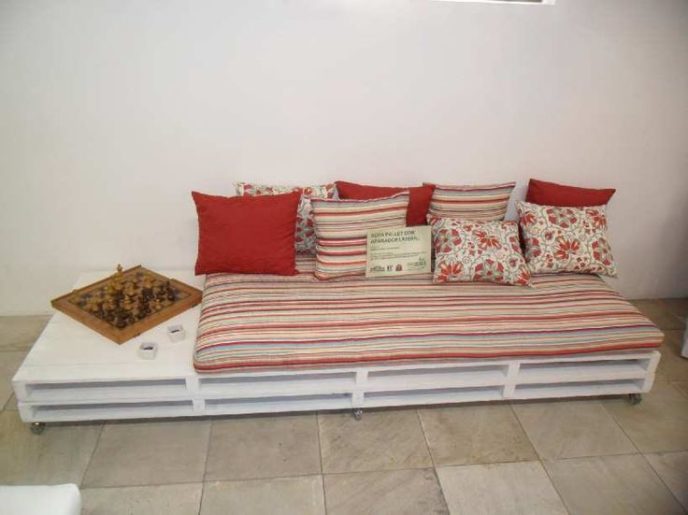 97f7236ac0ee6e85c3e863e4edd6b47f wood pallet couch pallet furniture.jpg