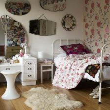 Vintage_bedroom_with_mirrors.jpg