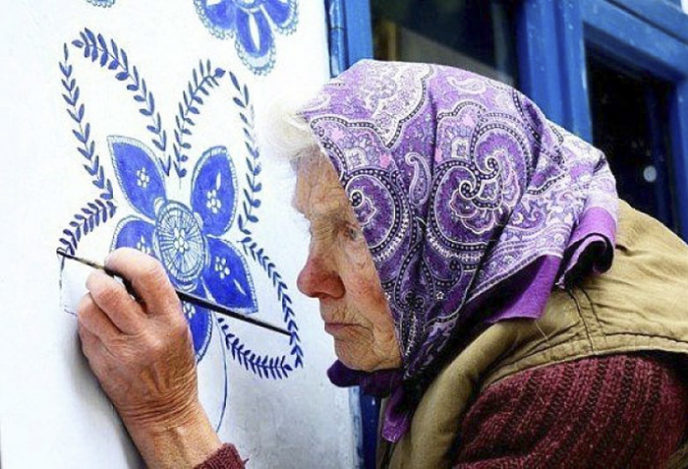 House painting 90 year old grandma agnes kasparkova 59d3412b80894__700.jpg