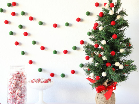 15 fabulous handmade christmas garland designs to brighten up your photos 1.jpg