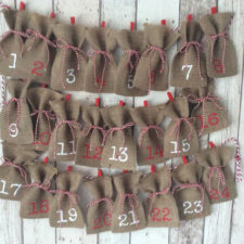 15 fabulous handmade christmas garland designs to brighten up your photos 9.jpg