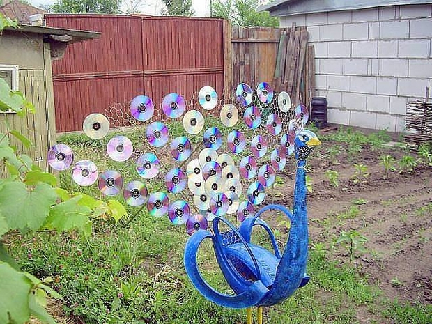 Garden junk ideas old tires art cds tail peacock decoration.jpg