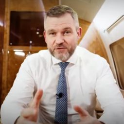 Aj malá krajina má právo na svoj názor, prihovára sa Pellegrini občanom z lietadla