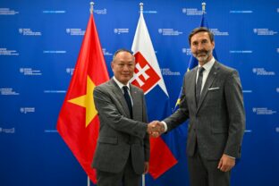 Mzv_minister j. blanar s vietnamskym velvyslancom p. truong giangom_001.jpg